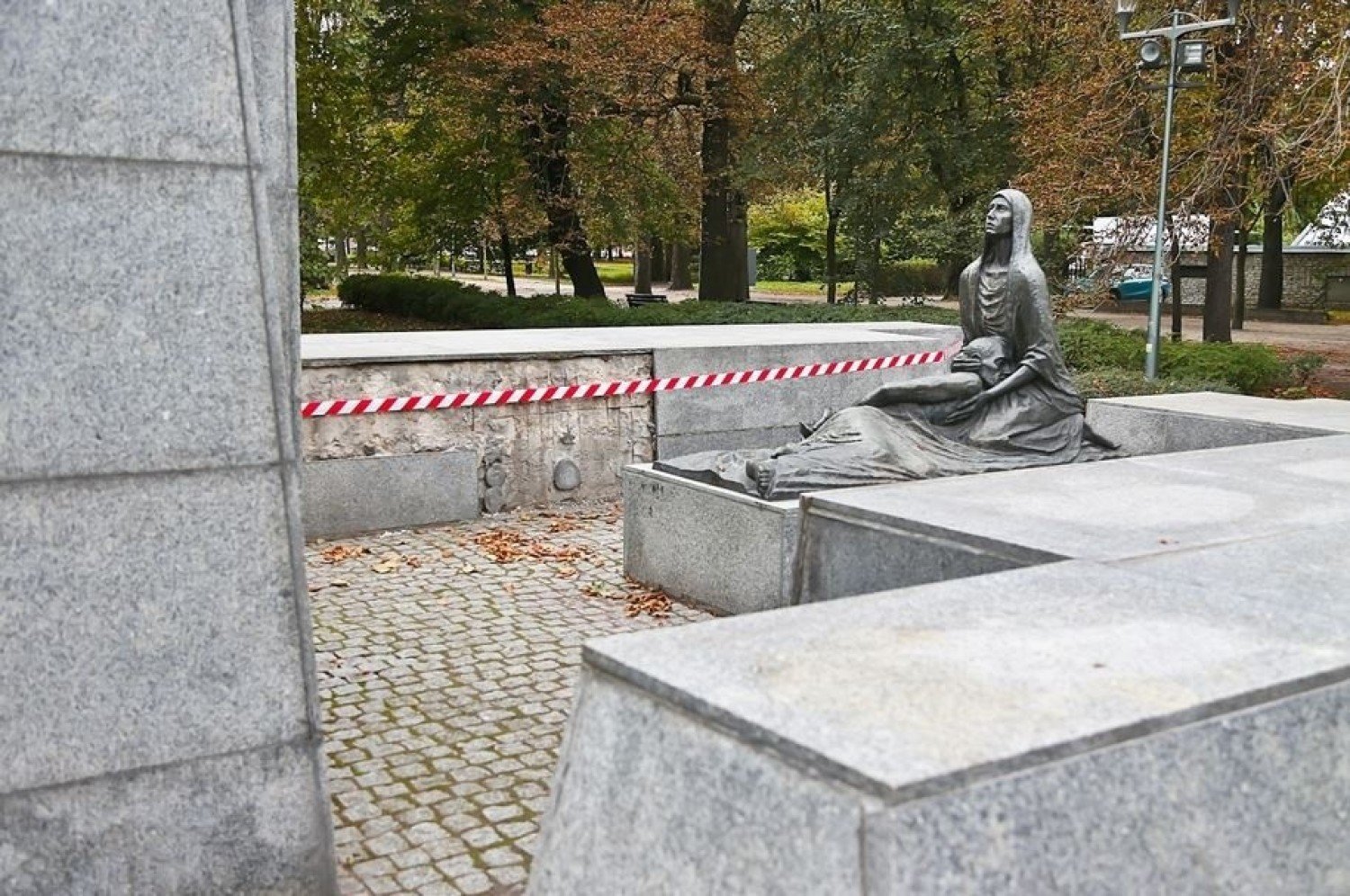 Wrocław. Złodzieje zniszczyli i okradli pomnik ofiar zbrodni katyńskiej