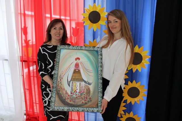 Beata Nadzieja-Szpila, burmistrz Alwerni i pani Orisja z Hoszczy na Ukrainie Gmina Alwernia z obrazem dla prezydenta
