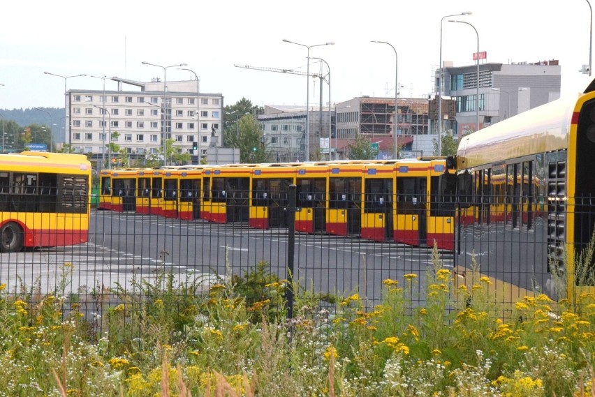 Kilkadziesiąt miejskich autobusów na parkingu w centrum Kielc. Dlaczego tam stoją? 
