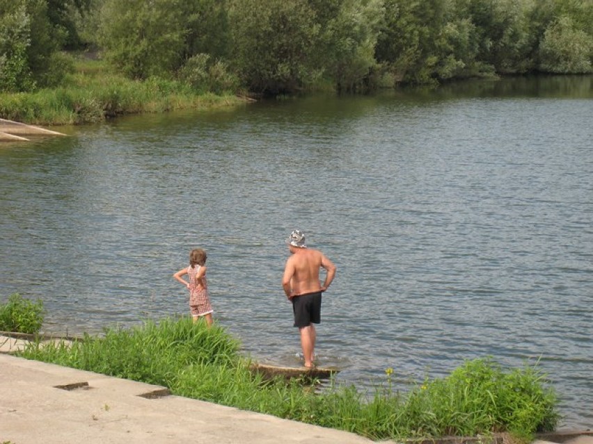 Kąpiel w Jeziorsku na własne ryzyko. Wylazłów