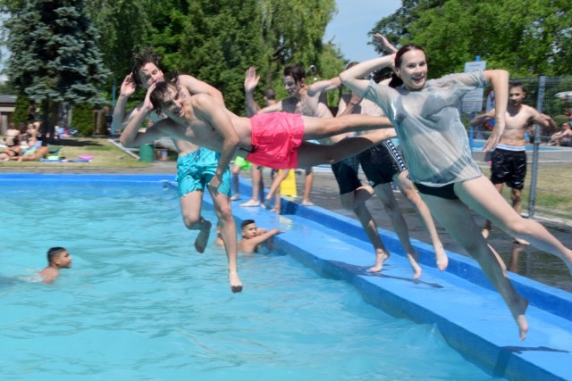 W pierwszy dzień wakacji - poniedziałek, 27 czerwca wiele osób wybrało się na basen letni przy ulicy Szczecińskiej w Kielcach. Można było zauważyć głównie młodzież szkolną, ale były także rodziny z młodszymi dziećmi. Wszyscy ochoczo wskakiwali do wody, chroniąc się przed upałem.

Na kolejnych slajdach zdjęcia z gorącego poniedziałku na kieleckim basenie>>>

Tak wypoczywaliście na kieleckim basenie letnim w niedzielę