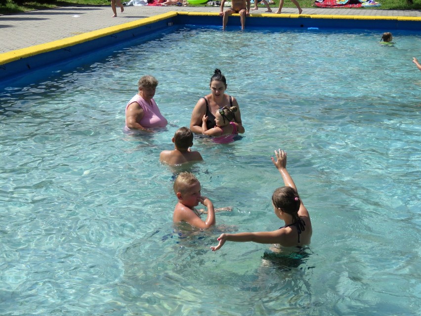 Relaks na basenie w Piekarach Śląskich sposobem na upalne dni [ZDJĘCIA]