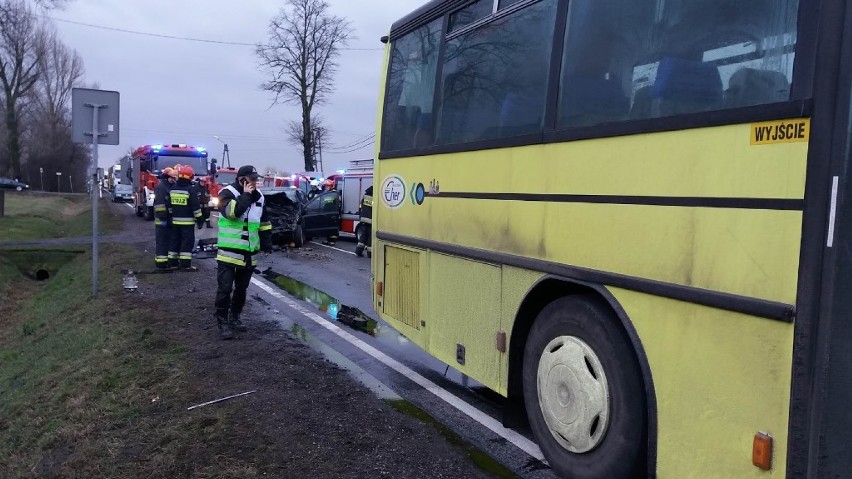 Wypadek w Piątku Małym pod Kaliszem. Samochód osobowy...