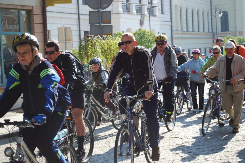 Głogów: Z okazji Dnia Ziemi 250 rowerzystów pojechało do Dalkowa. (ZDJĘCiA)