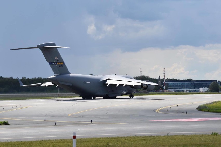Boeing C-17 w Warszawie. Przyleciał, żeby... przywieźć...
