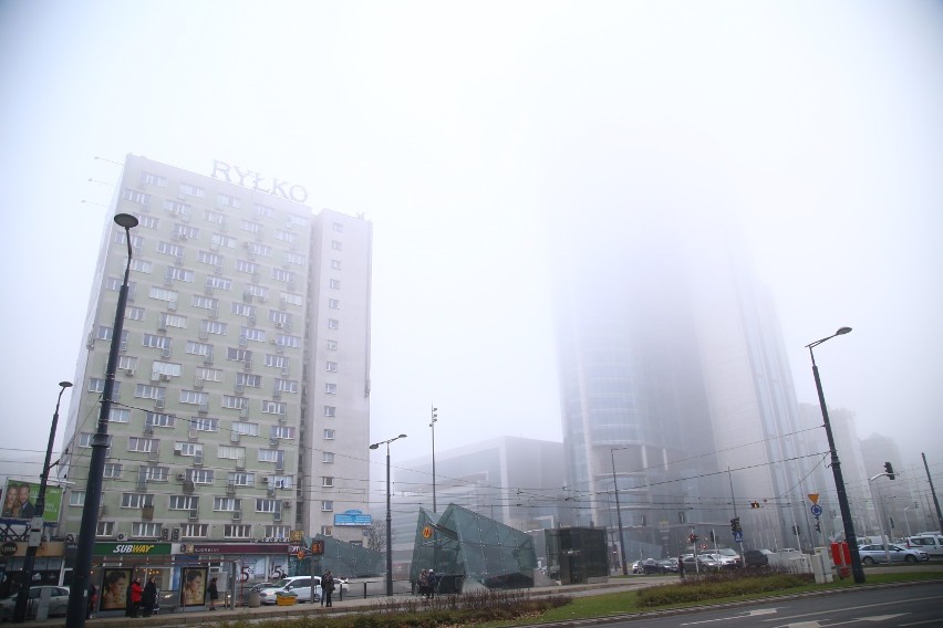 Warszawa tonie w smogu. Nie widać wieżowców, nad miastem...