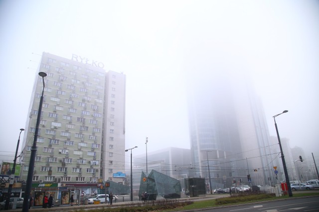 Warszawa tonie w smogu. Nie widać wieżowców, nad miastem wisi śmierdzący pył