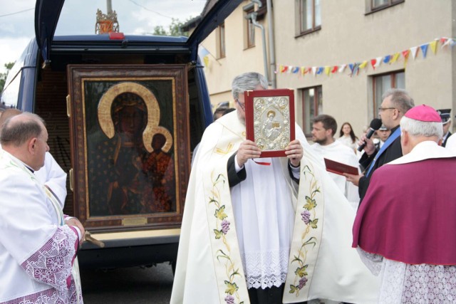 Kopia Obrazu Matki Boskiej Częstochowskiej dotarła do Kwilcza, gdzie rozpoczyna się jej peregrynacja po dekanacie międzychodzkim (8.08.2021).