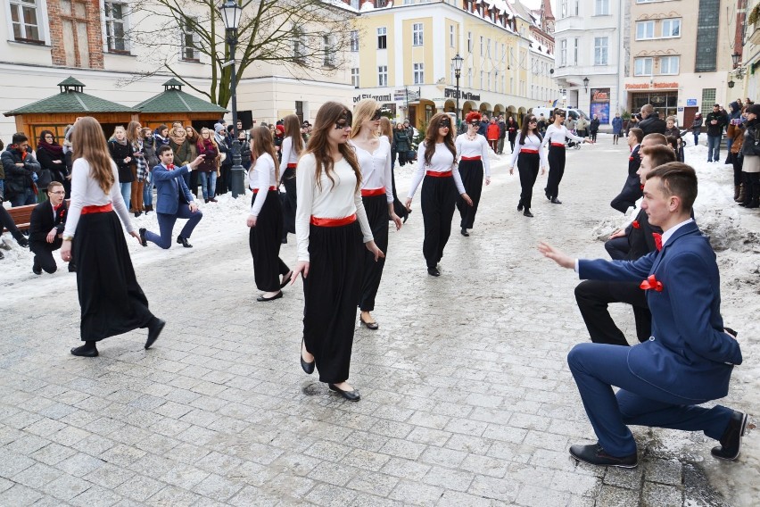 Wielki bal wokół ratusza. Poloneza zatańczy aż 650 uczniów! [ZDJĘCIA, WIDEO]