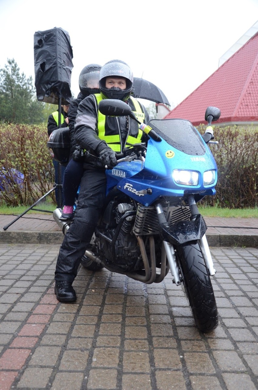 Rozpoczęcie sezonu motocyklowego w Bełchatowie w strugach deszczu [ZDJĘCIA]