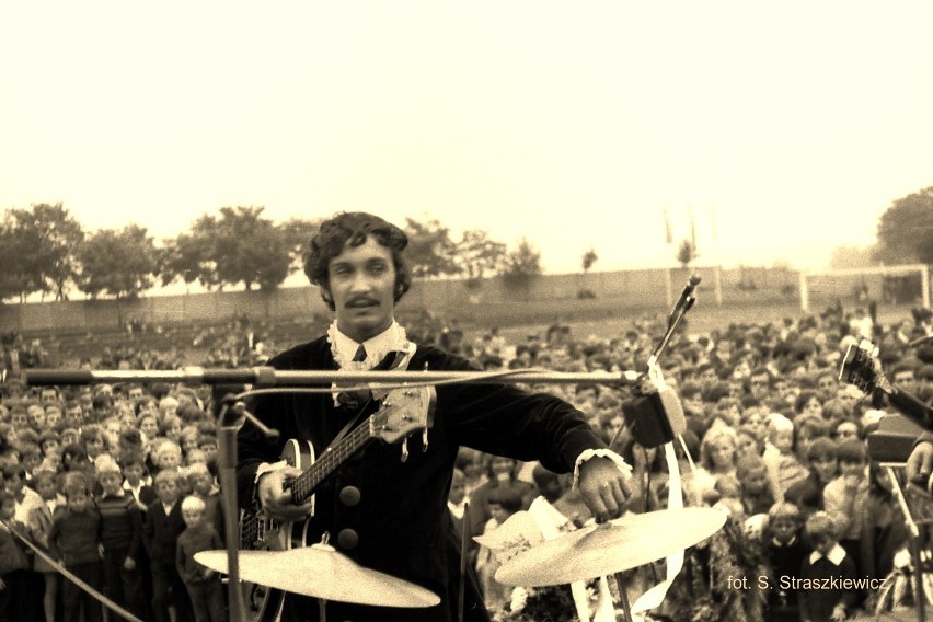 1966 - Trubadurzy w Krośnie Odrzańskim wytęp na stadionie z...