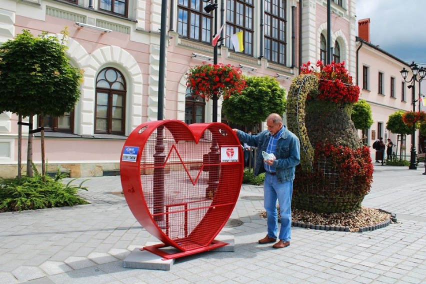 Kosz w kształcie serca na żywieckim Rynku. Wrzuć nakrętkę, a pomożesz hospicjum