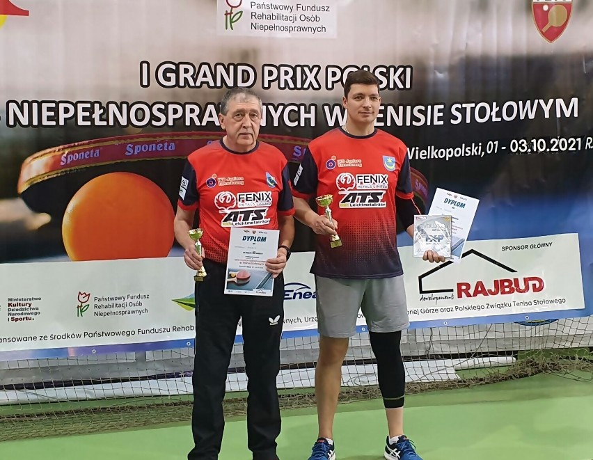 Antoni Biedziuk (z lewej) z trofeum wywalczonym w Gorzowie