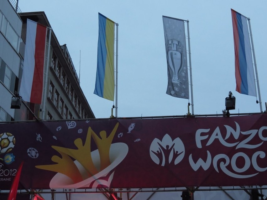 Wrocław: Flagi w strefie kibica powiesili odwrotnie (ZDJĘCIA)