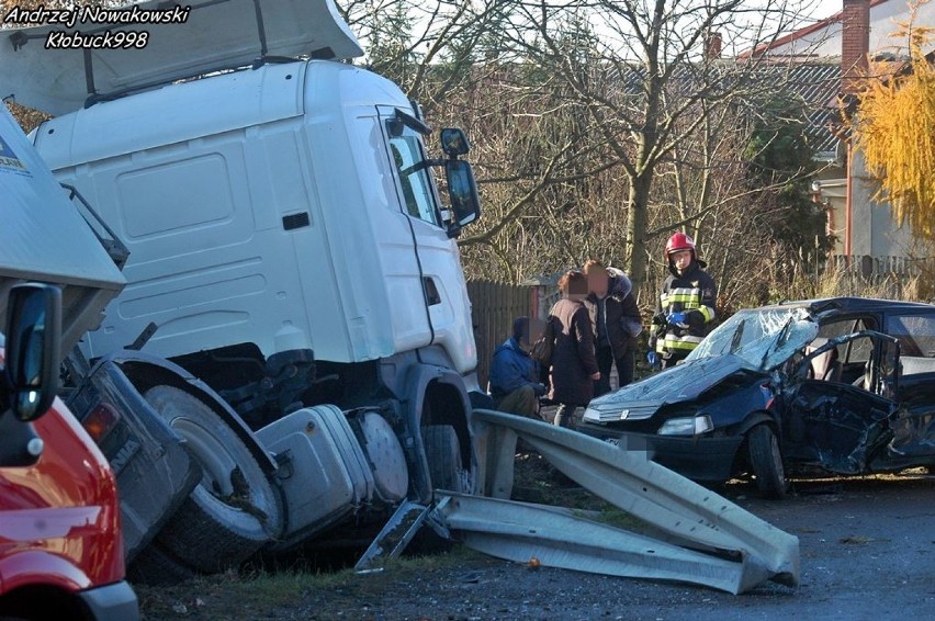 Zderzenie ciężarówki z samochodem osobowym w Kleśniskach