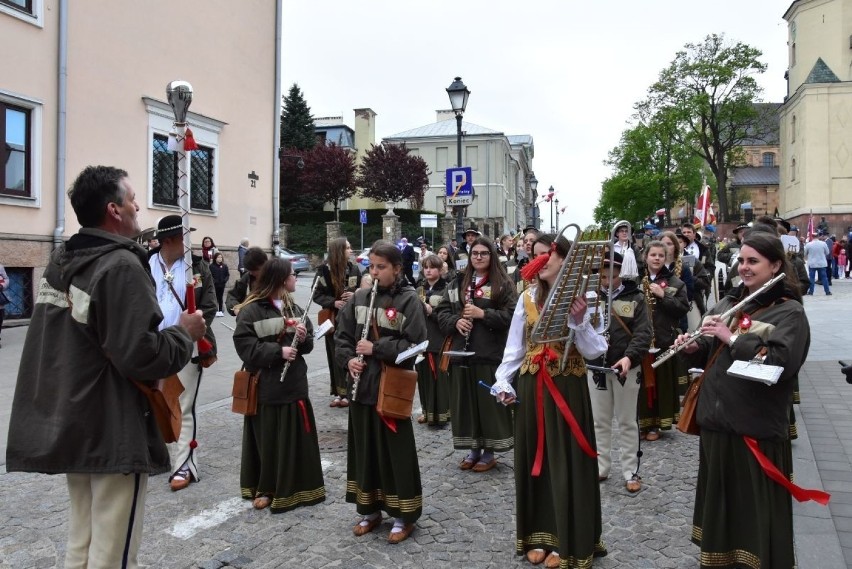 3 Maja w Kielcach. Żołnierze, harcerze i tłum wiernych na mszy świętej w katedrze i na uroczystym marszu [ZDJĘCIA]