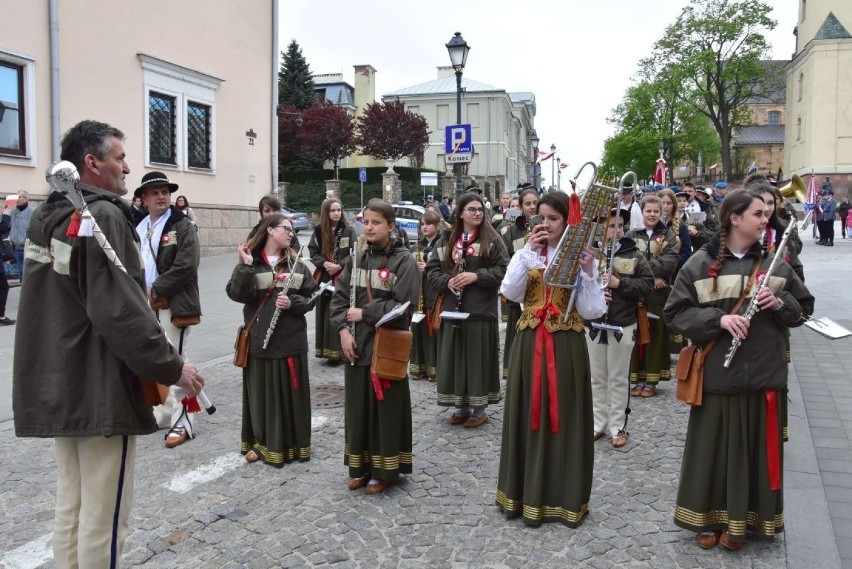 3 Maja w Kielcach. Żołnierze, harcerze i tłum wiernych na mszy świętej w katedrze i na uroczystym marszu [ZDJĘCIA]