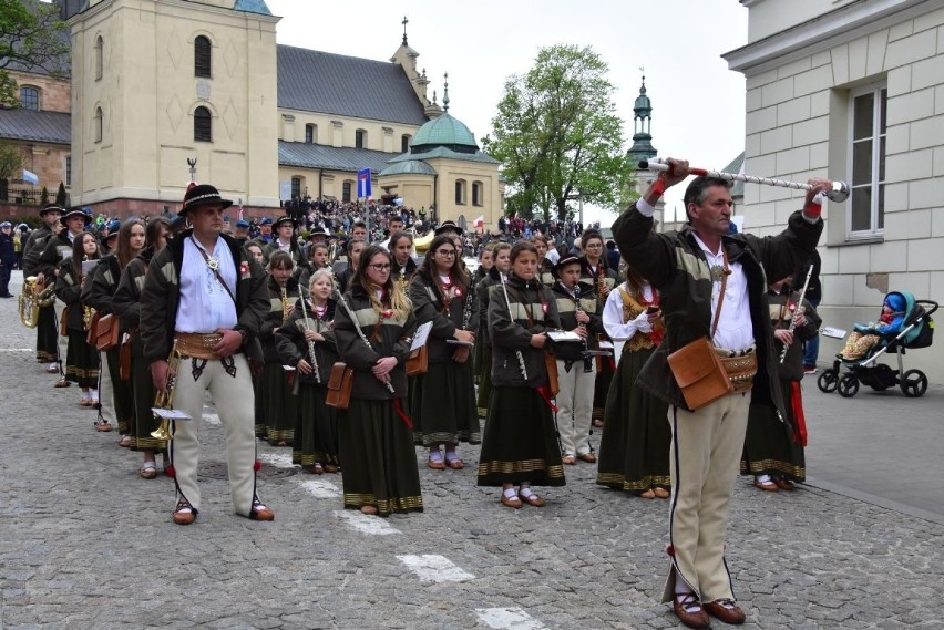3 Maja w Kielcach. Żołnierze, harcerze i tłum wiernych na mszy świętej w katedrze i na uroczystym marszu [ZDJĘCIA]