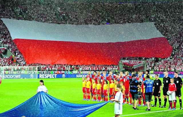 Polscy kibice rozciągnęli wielką flagę podczas meczu z Czechami