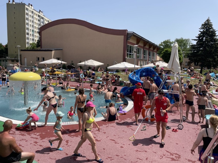 Piękna pogoda, ciepło, więc tłum ludzi na basenach ROSiR w Rzeszowie
