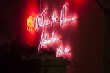 Neon na domu Kory na Bielanach. "Miłość to wieczna tęsknota" - bliscy upamiętnili zmarłą artystkę