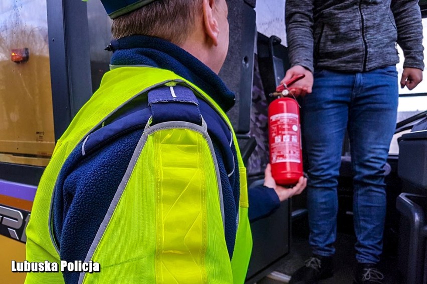 Lubuska policja gotowa do kontroli autokarów wyjeżdżających na ferie. Gdzie zgłosić ich kontrole? [ZDJĘCIA]