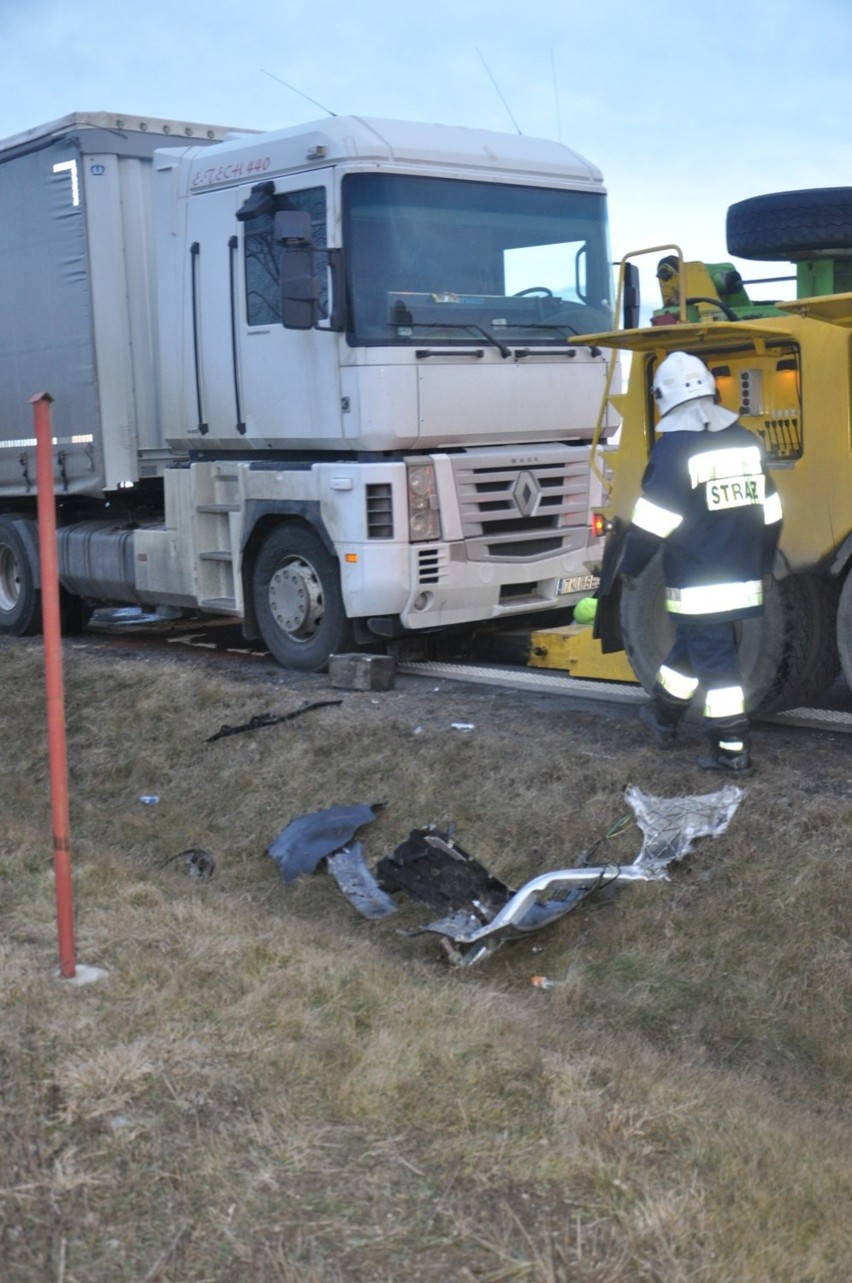 Wypadek dwóch ciężarówek i auta osobowego w Osieku (FOTO)