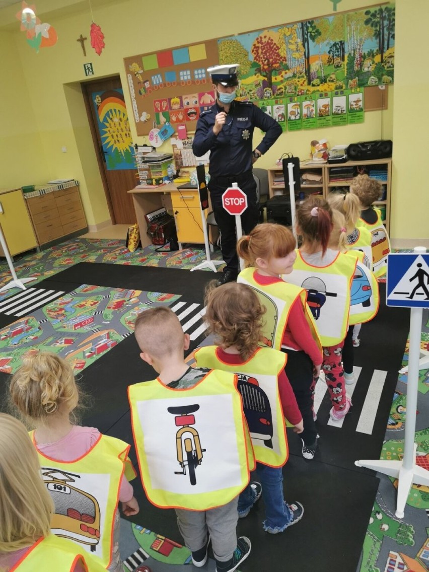 Przedszkolaki z Lubiewa uczyły się od policjantów bezpiecznego poruszania się na przejściach