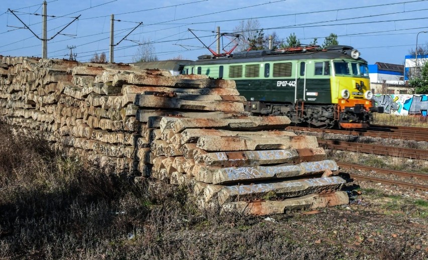 Składowisko betonowych podkładów kolejowych na Osowej Górze...