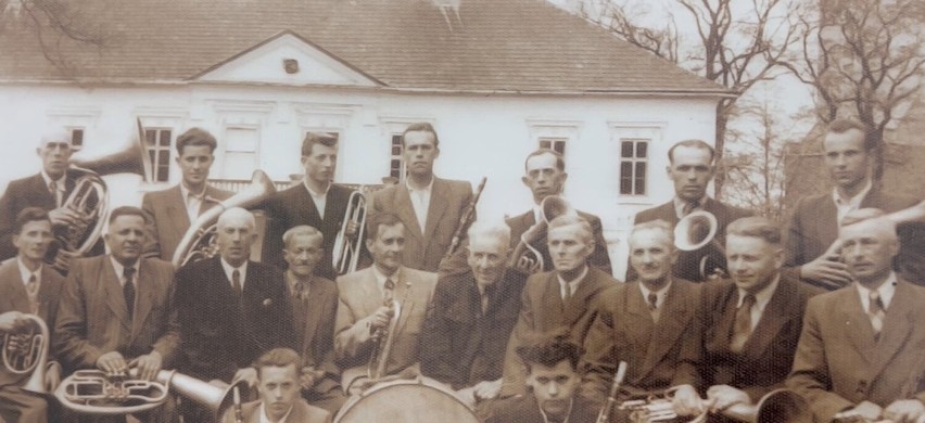 Remont dworu Długoszowskich na dziesiąte urodziny Szkoły Muzycznej w Bobowej.  Ocalony zabytek jest perełką  miasta nad Białą
