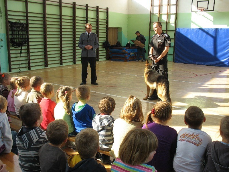 Opolscy policjanci odwiedzili uczniów z Zagłoby koło...