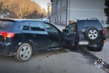 Wypadek w Wałbrzychu. Kierowca zajrzał do schowka i uderzył w inny samochód ZDJĘCIA