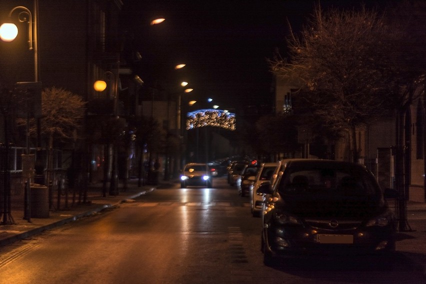 Świąteczne iluminacje rozbłysnęły w centrum Olkusza. Miasto po zmroku prezentuje się przepięknie. Zobaczcie ZDJĘCIA