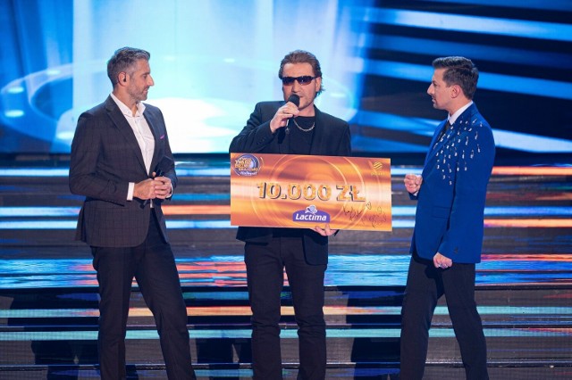 Mateusz Ziółko (w środku) jako Bono z U2 wygra czwarty odcinek 20. serii "Twoja Twarz Brzmi Znajomo"