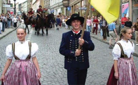 W piątek na moście Przyjaźni spotkają się dwa korowody, które po skosztowaniu słodkiej rolady połączą się i przejdą na Rynek w Czeskim Cieszynie.