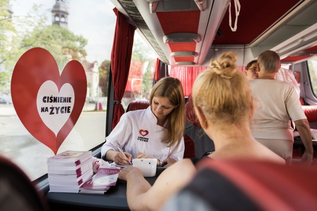 Już 27 i 28 lipca w Lesznie w mobilnym centrum badań „Ciśnienie na Życie”, będzie można bezpłatnie zmierzyć ciśnienie tętnicze krwi, oznaczyć poziom cholesterolu oraz zbadać wiek serca. 
Pierwszego dnia akcja badań profilaktycznych odbędzie się na Rynku Głównym w Lesznie, drugiego dnia przy Galerii Handlowej Leszno Al. Konstytucji 3 Maja 12. Z bezpłatnych badań będzie można skorzystać 27 i 28 lipca