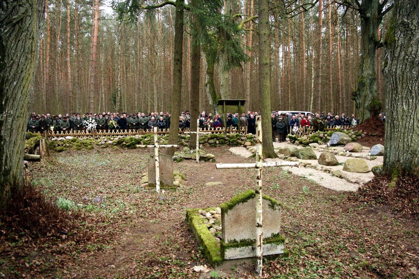 Pogrzeb leśniczego z Dobrzycy. Ponad pół tysiąca osób pożegnało Aleksandrę i Zdzisława Krause [FOTO]