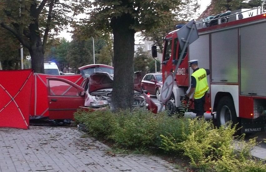 Wrocław: Wypadek na Wyścigowej. Fiat uderzył w drzewo, nie żyje pasażerka (ZDJĘCIA)