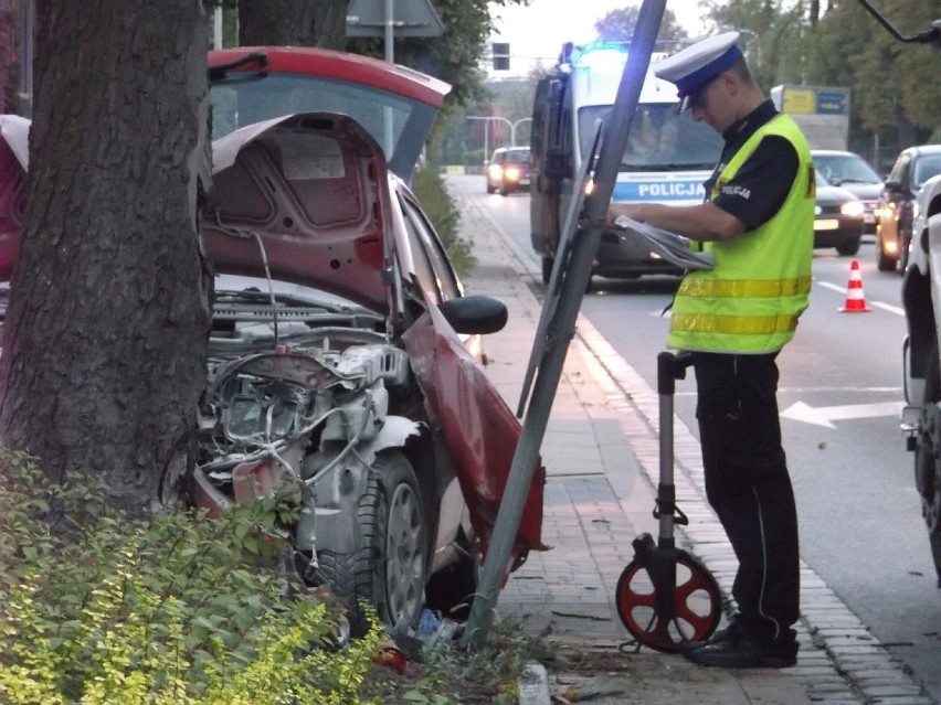 Wrocław: Wypadek na Wyścigowej. Fiat uderzył w drzewo, nie żyje pasażerka (ZDJĘCIA)