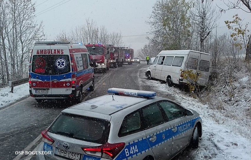 Bus zjechał do rowu na odcinku drogi wojewódzkiej nr 367,...