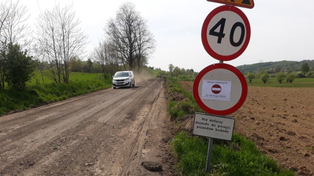 Droga powiatowa Sobolów-Nieprześnia zamknięta dla kierowców, trwa jej przebudowa, utrudnienia potrwają do 16 maja