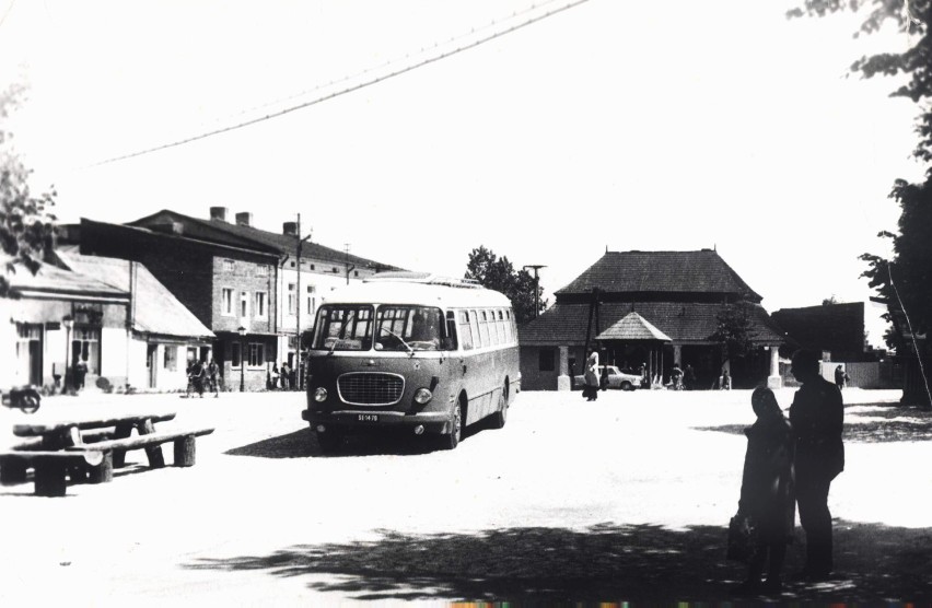 Przystanek autobusowy na Rynku lata 70-te XX wieku, zbiory...