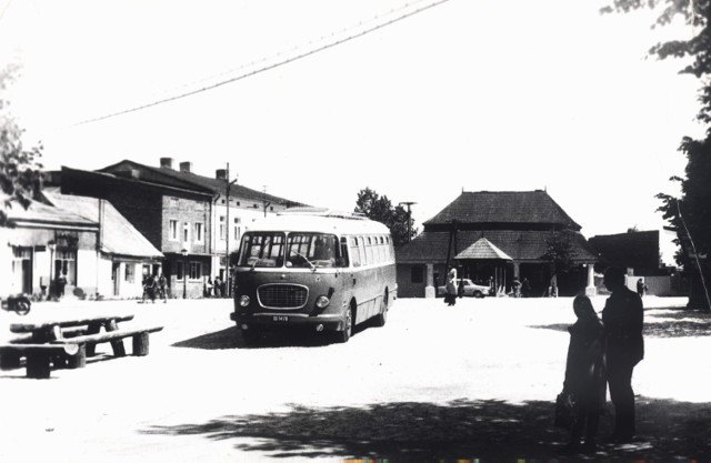 Przystanek autobusowy na Rynku lata 70-te XX wieku, zbiory DKD-MOK