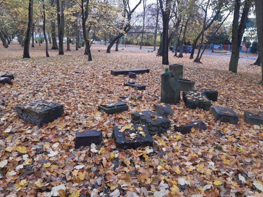 Nagrobki zniknęły z parku w Goleniowie. Gdzie teraz są?