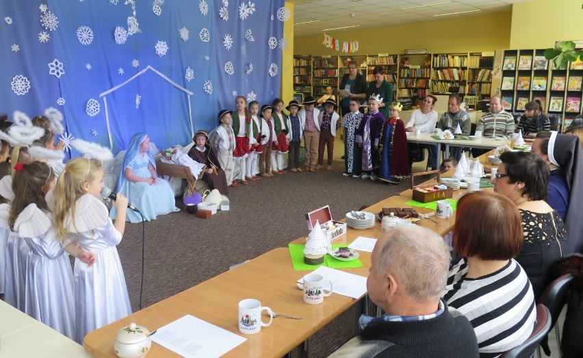 Dąbrowa Tarnowska. Wspólne kolędowanie w bibliotece