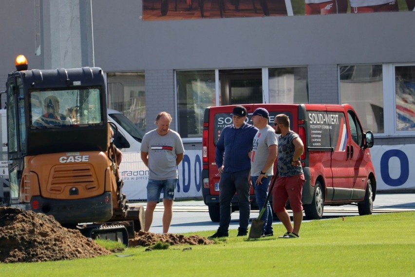 Rozpoczęły się prace związane z ogrzewaniem murawy I nową trybuną stadionie przy Narutowicza 9 w Radomiu (ZDJĘCIA)