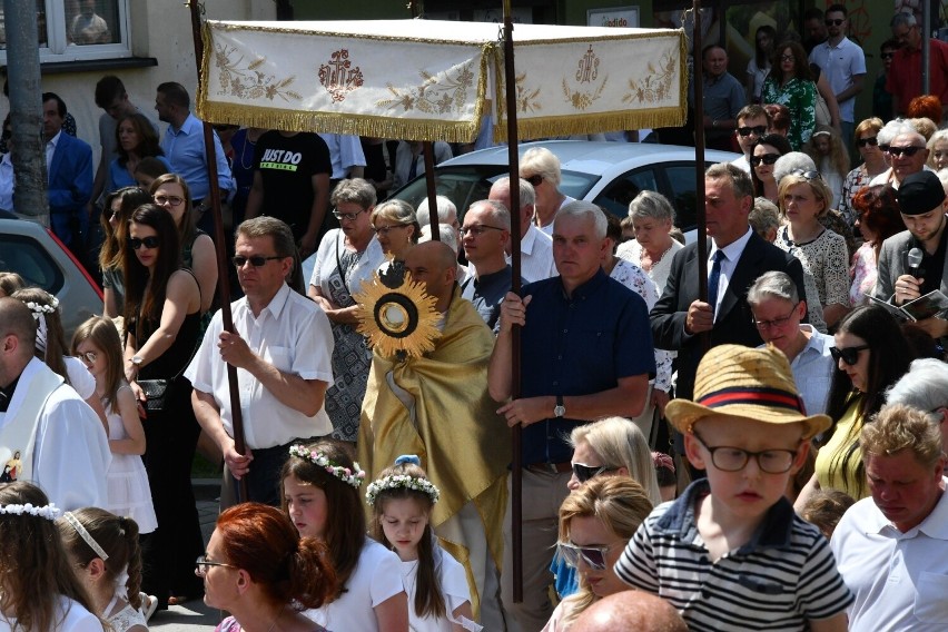 Boże Ciało 2022 w Parafii Garnizonowej w Kielcach. Wiele osób modliło się na mszy świętej i uczestniczyło w procesji eucharystycznej