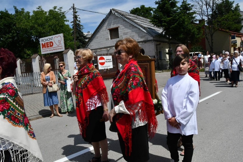 Boże Ciało 2022 w Parafii Garnizonowej w Kielcach. Wiele osób modliło się na mszy świętej i uczestniczyło w procesji eucharystycznej