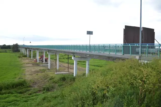 Stary most na Wiśle między Ispiną a Nowym Brzeskiem ma niską nośność i obowiązuje na nim ruch jednokierunkowy, ostatnio był remontowany w 2020 roku
