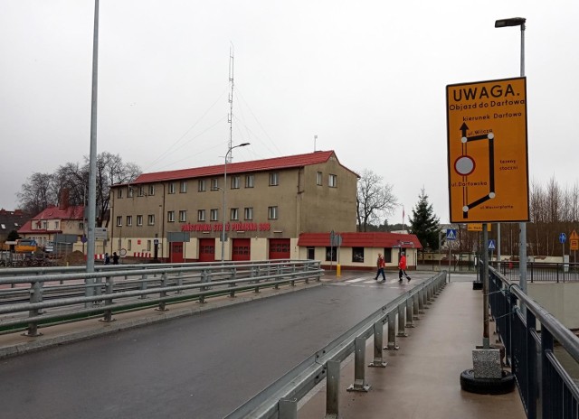 Trwa remont ul. Darłowskiej. Wiąże się to z wieloma uciążliwościami dla mieszkańców Ustki. 

Kierowcy narzekają na ruch wahadłowy, piesi na wielkie błoto i utrudnione przejście ulicą (chodniki rozebrano) w okolicy szkoły i Biedronki. Modernizacja 12 km drogi 203 na odcinku Ustka - Zaleskie za ponad 87 mln zł ma potrwać do grudnia 2019 roku. 

W marcu będzie zamknięty cały odcinek ul. Darłowskiej od Straży Pożarnej po ul. Koszarową.  Objazd przez ul. Koszarową/Wilczą (dla jadących w stronę Duninowa); objazd przez ul. Polną dla jadących w stronę miasta. 

Będziemy Państwa informować o kolejnych etapach prac oraz utrudnieniach komunikacyjnych.